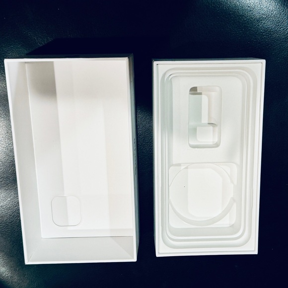 iPhone 11 Box - Picture 4 of 6